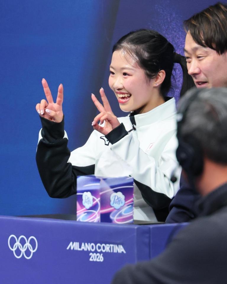 女子ＳＰで演技を終え、笑顔を見せる中井亜美