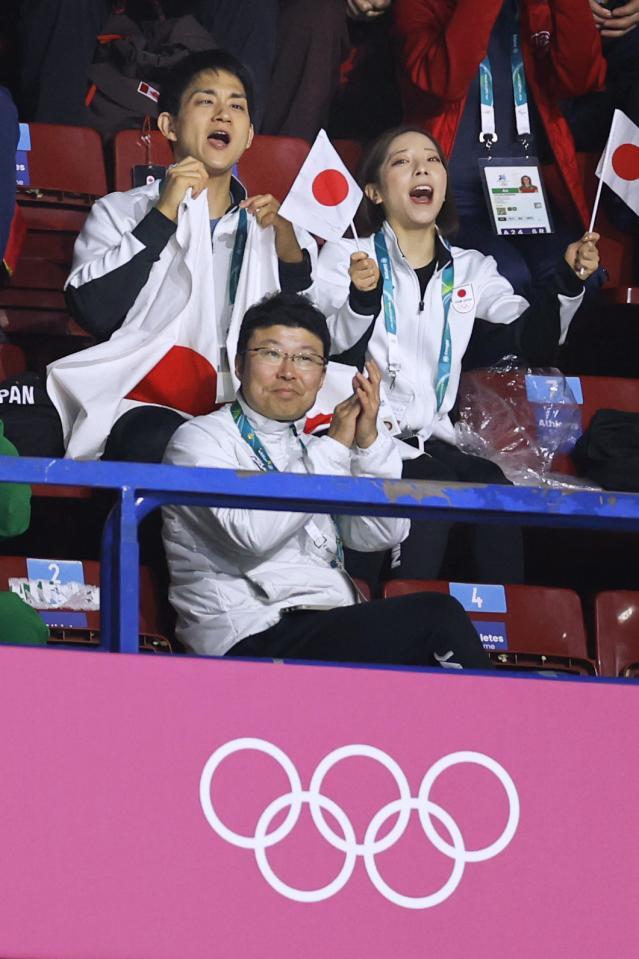 　女子ＳＰを観客席で応援する木原龍一（上段左）と三浦璃来（同右）＝ミラノ（共同）