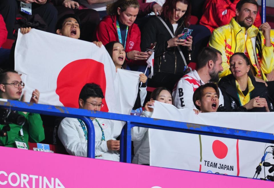 女子ＳＰで中井亜美に声援を送る（左から）木原龍一、三浦璃来、長岡柚奈、森口澄士