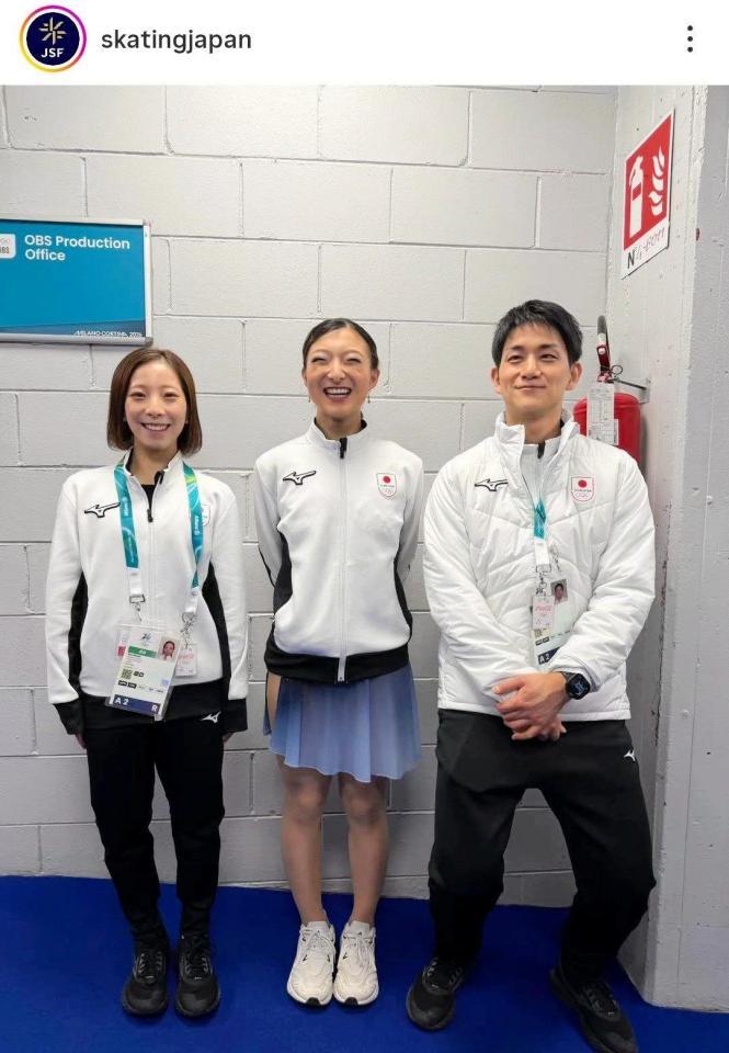　演技前に坂本を激励したりくりゅうペア。日本スケート連盟のインスタグラム（ｓｋａｔｉｎｇｊａｐａｎ）より