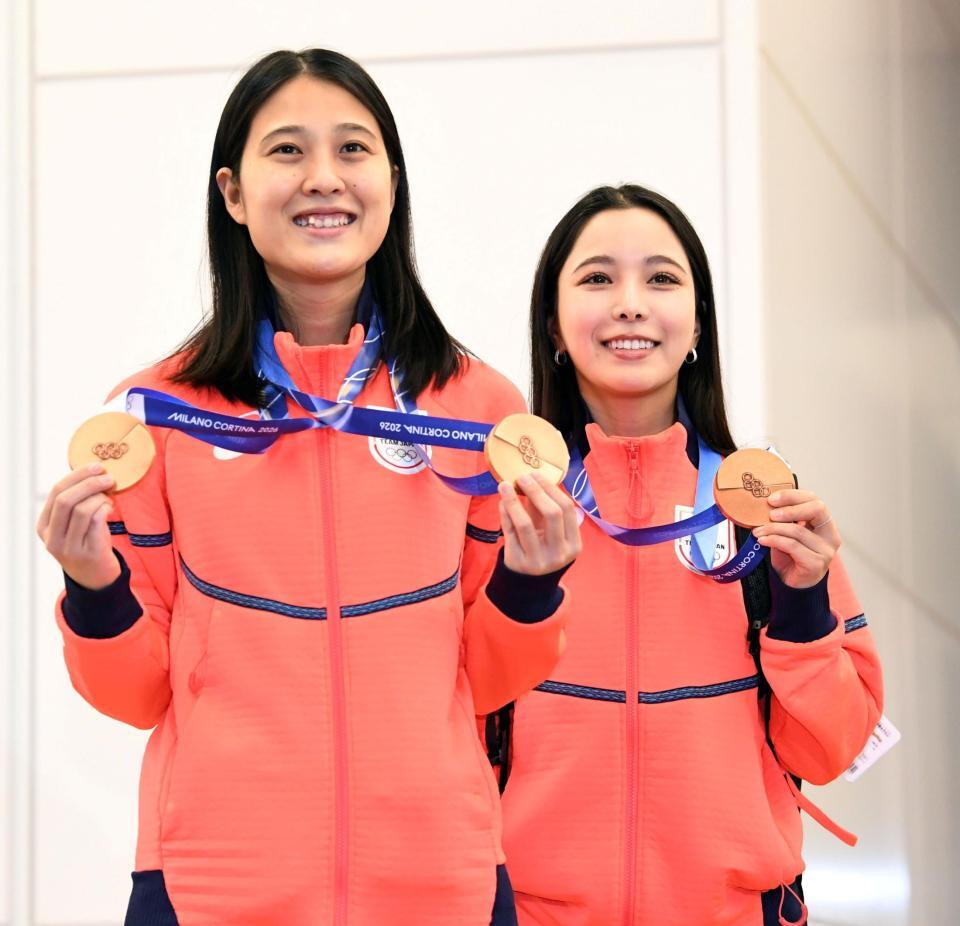 笑顔いっぱいで帰国した丸山希（左）と高梨沙羅（撮影・佐藤厚）