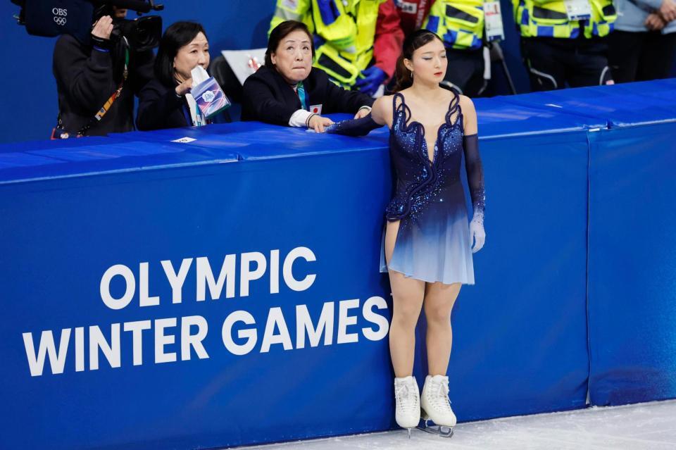 女子ＳＰの演技に臨む坂本花織（右）。中央は中野園子コーチ＝ミラノ（共同）