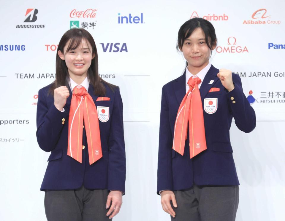カメラに向けてポーズをとる北京冬季オリンピック日本選手団の郷亜里砂旗手（左）と高木美帆主将＝２０２２年１月