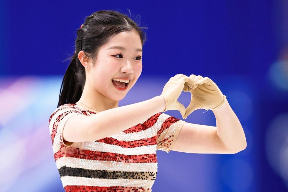 女子ＳＰの演技を終え、カメラに向かいポーズをとる中井亜美＝ミラノ（共同）