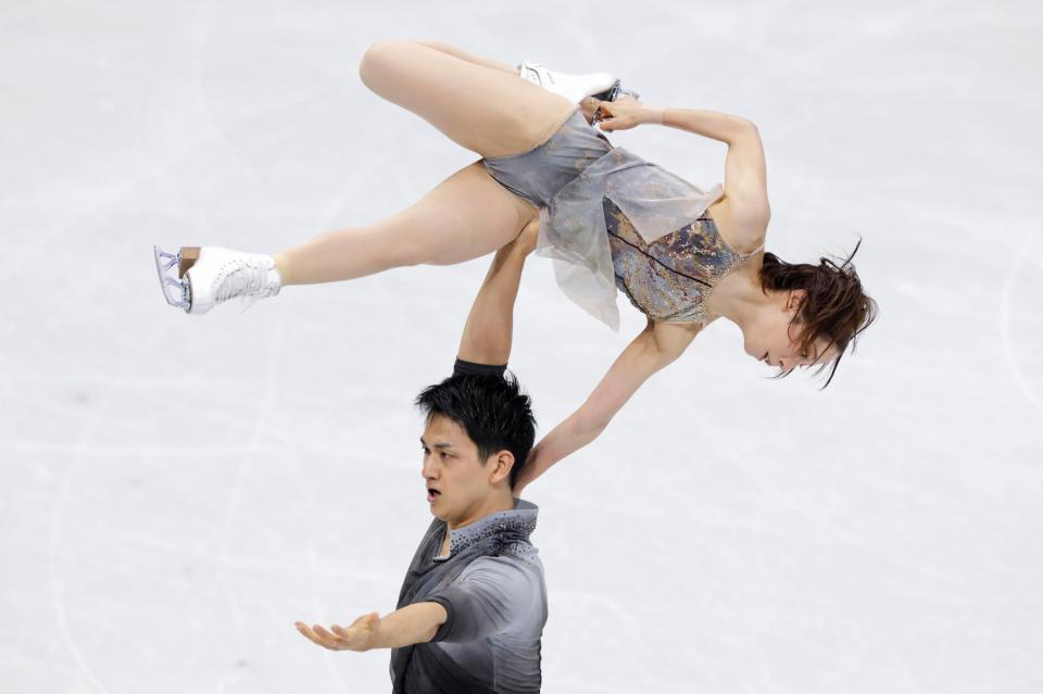 ペア・フリー　演技する三浦璃来（上）、木原龍一組＝ミラノ（共同）