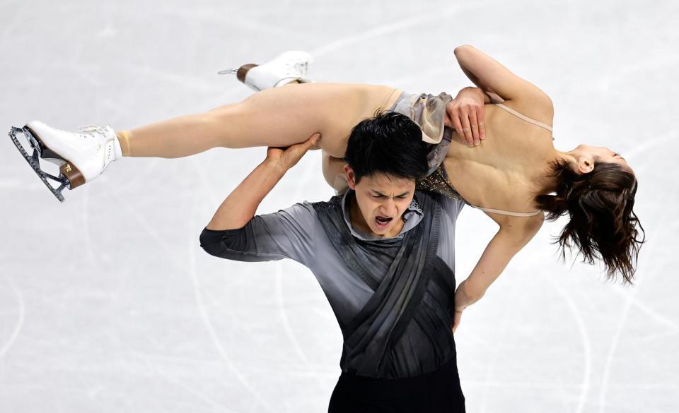 ペア・フリー　演技する三浦璃来（上）、木原龍一組＝ミラノ（共同）
