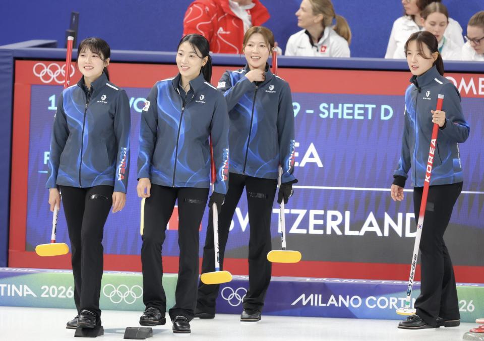 笑顔を見せる女子カーリング韓国代表＝コルティナ・カーリング・オリンピック・スタジアム（撮影・吉澤敬太）
