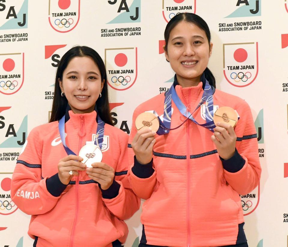 メダルを手に笑顔を見せる高梨沙羅（左）と丸山希（撮影・佐藤厚）