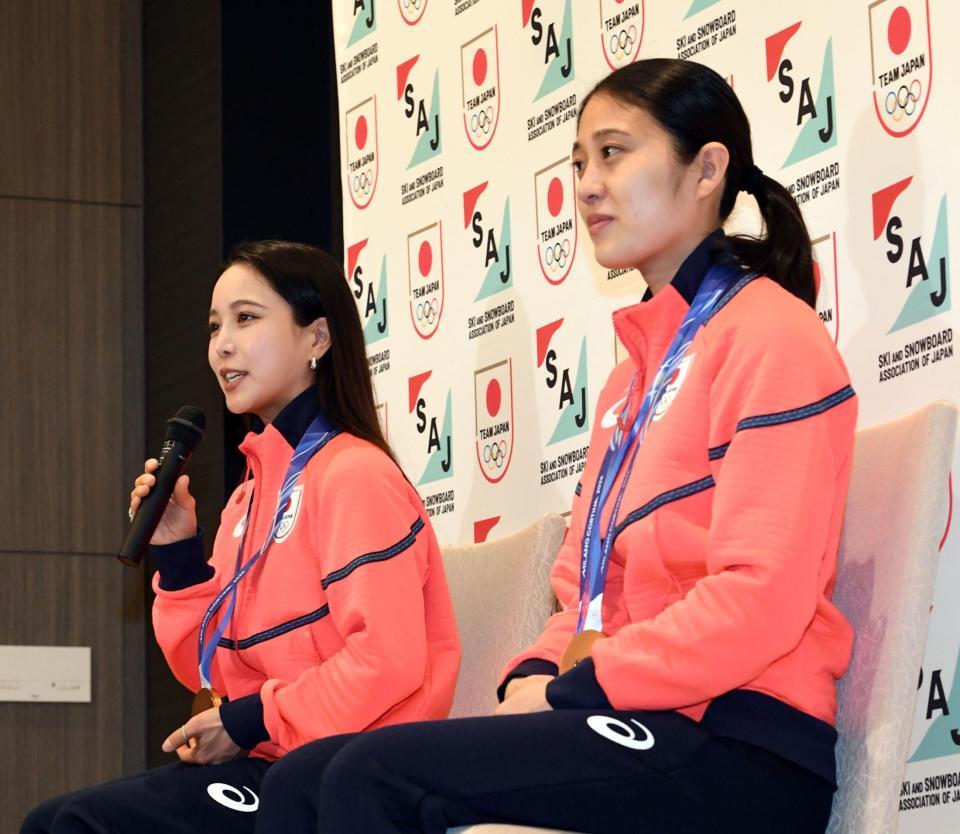 記者の質問に答える高梨沙羅（左）と丸山希（撮影・佐藤厚）