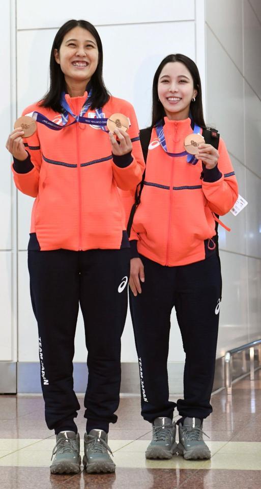 笑顔いっぱいで帰国した丸山希（左）と高梨沙羅（撮影・佐藤厚）