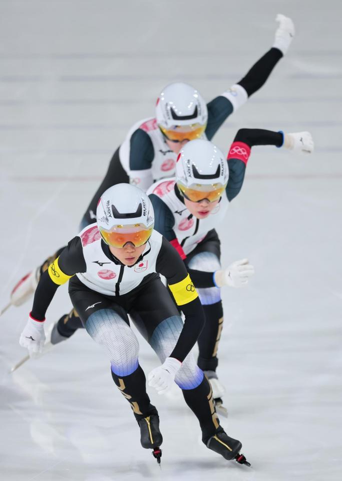 女子団体追い抜き準決勝　滑走する（手前から）高木美帆、佐藤綾乃、堀川桃香