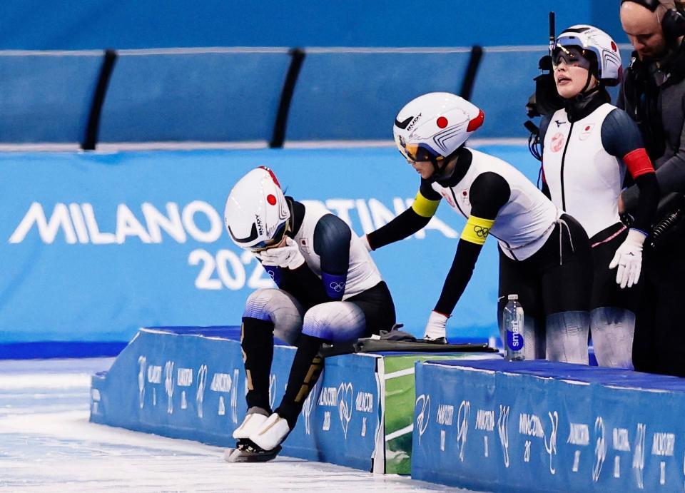 女子団体追い抜き３位決定戦のレースを終え、手で顔を覆う野明花菜（左）に声をかける高木美帆。右は佐藤綾乃＝ミラノ（共同）