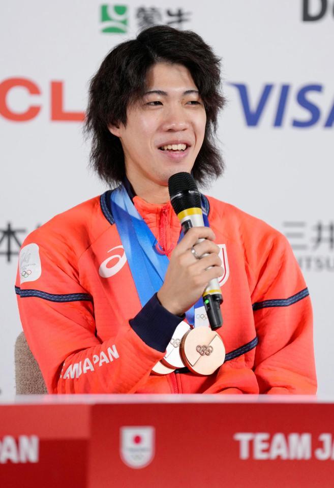メダルを胸に記者会見するノルディックスキー・ジャンプ男子の二階堂蓮＝18日、イタリア・ミラノ（共同）
