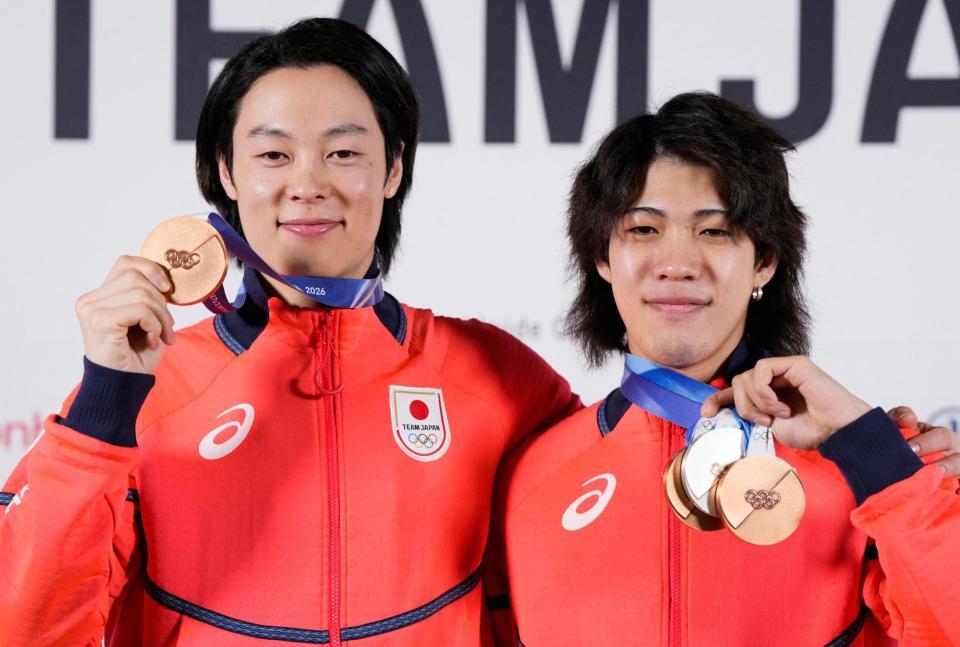 記者会見を終え、メダルを手にポーズをとるノルディックスキー・ジャンプ男子の小林陵侑（左）と二階堂蓮＝18日、イタリア・ミラノ（共同）