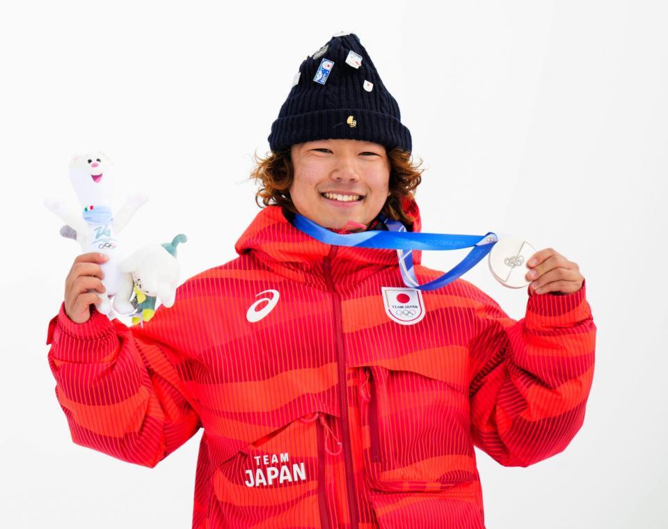 ミラノ・コルティナ冬季五輪のスノーボード男子スロープスタイルで銀メダルを獲得し、笑顔を見せる長谷川帝勝＝18日、イタリア・リビーニョ（共同）