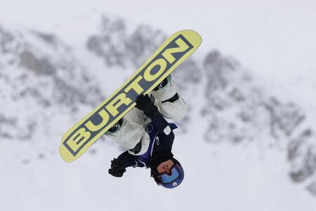 女子スノーボード・スロープスタイル決勝で滑走する深田茉莉（写真：ロイター／アフロ）