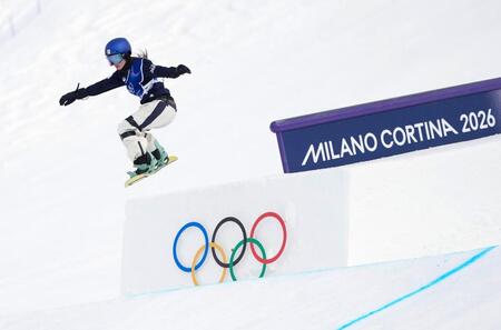 女子スロープスタイル決勝　滑走する深田茉莉＝リビーニョ（共同）