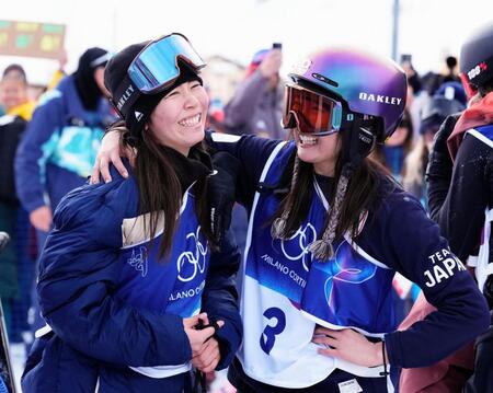 女子スロープスタイルでメダル獲得を確信し、笑顔の深田茉莉（左）と村瀬心椛＝リビーニョ（共同）