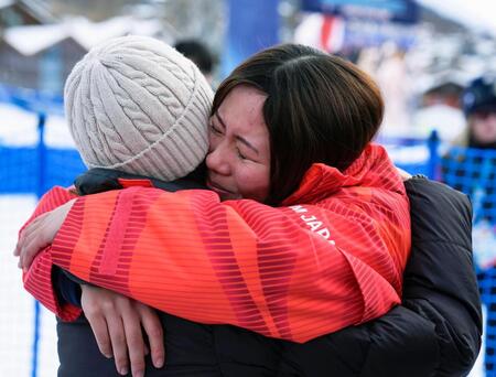 女子スロープスタイルで金メダルを獲得し、家族と喜ぶ深田茉莉（共同）