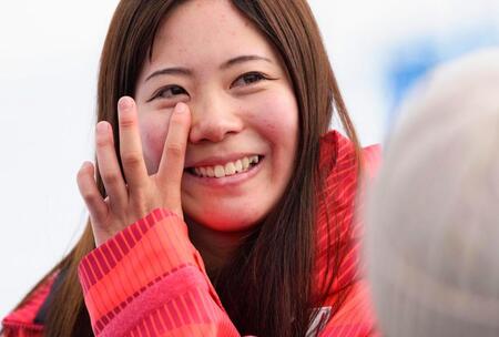 女子スロープスタイルで金メダルを獲得し、涙をぬぐう深田茉莉（共同）