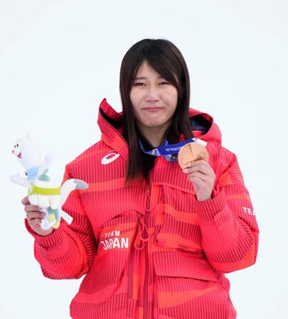 女子スロープスタイルで獲得した銅メダルを手にする村瀬心椛＝リビーニョ（共同）