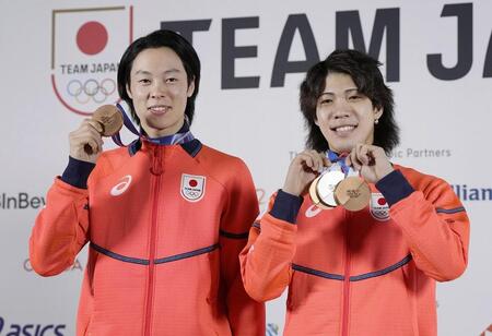 記者会見を終え、メダルを手にポーズをとる小林陵侑（左）と二階堂蓮（写真提供・共同通信社）