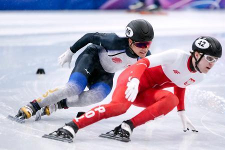 　男子５００メートル準々決勝　滑走する吉永一貴（左）＝ミラノ（共同）