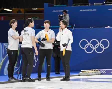 　日本-英国　第１エンドを終え、言葉を交わす吉村（右端）ら日本チーム＝コルティナダンペッツォ（共同）