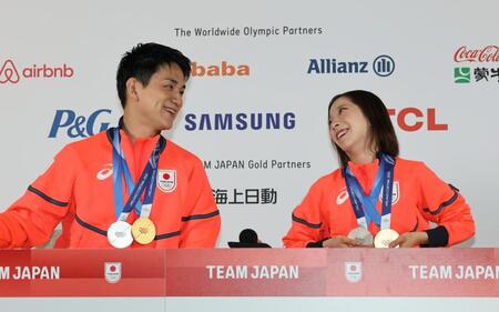 ペアフリーから一夜明け、記者会見する三浦璃来（右）、木原龍一組＝１７日