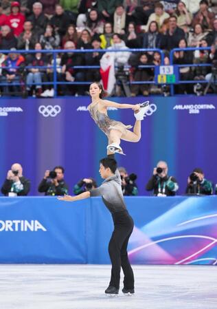 ペアフリーで演技する三浦璃来（上）、木原龍一組＝１６日