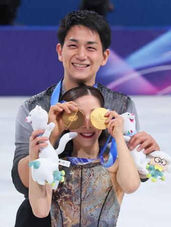 フィギュアスケートペアで金メダルを獲得し、笑顔を見せる三浦璃来（手前）、木原龍一組＝１６日