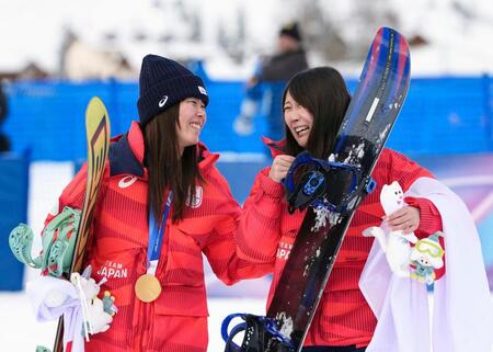 女子スロープスタイルの表彰式を終え、笑顔を見せる金メダルの深田茉莉（左）と銅メダルの村瀬心椛＝リビーニョ（共同）