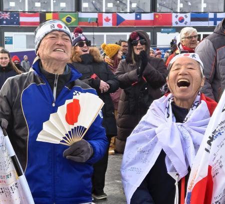 　会場に駆け付けた岩渕麗楽の地元・岩手県一関市の後援会会長鈴木正敏さん（左）＝１８日、イタリア・リビーニョ（共同）