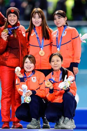 女子団体追い抜きで銅メダルを獲得した（前列右から）高木美帆、佐藤綾乃、（後列右から）野明花菜、堀川桃香＝１７日（共同）