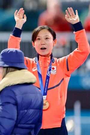 女子団体追い抜きで銅メダルを獲得し、表彰台に上がる高木美帆＝１７日（共同）