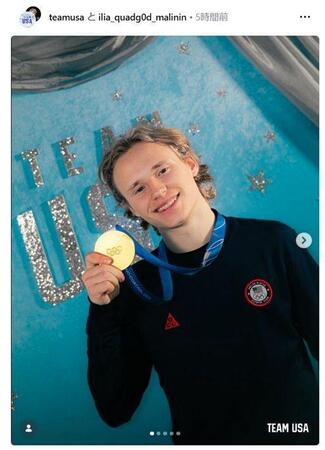 　団体の金メダルを手に笑みを浮かべるマリニン。米国選手団のインスタグラム（ｔｅａｍｕｓａ）より