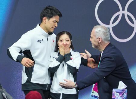 ペアフリーの得点を確認し、喜ぶ三浦璃来（中）、木原龍一組。右はブルーノ・マルコットコーチ＝ミラノ