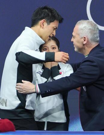 ペアフリーの得点を確認し、喜ぶ三浦璃来（中）、木原龍一組。右はブルーノ・マルコットコーチ＝ミラノ