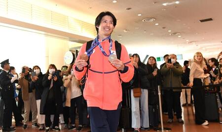 メダルを両手に笑顔を見せる堀島行真（撮影・佐藤厚）