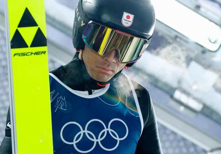 男子団体スプリントの前半飛躍で、試技に臨む渡部暁斗