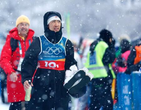 男子団体スプリントの前半飛躍を終えた渡部暁斗