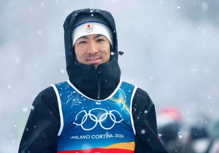 ノルディックスキー複合男子団体スプリントの前半飛躍を終えた渡部暁斗＝19日