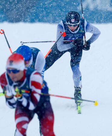 後半距離で力走する山本涼太（奥）