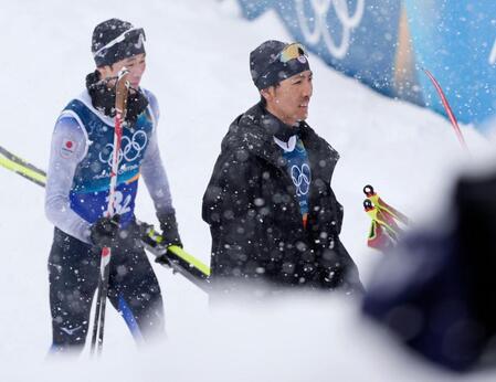 男子団体スプリントの競技を終えた渡部暁斗（右）と山本涼太