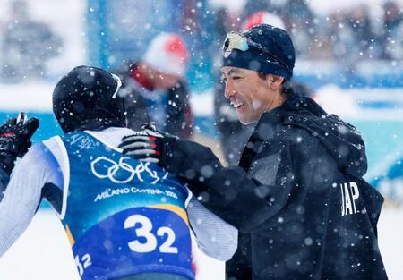 男子団体スプリントの後半距離で、ゴールした山本涼太（左）をねぎらう渡部暁斗