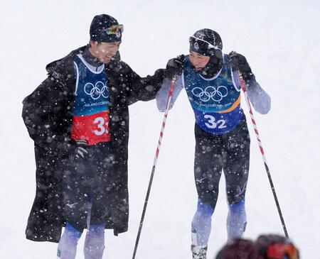 男子団体スプリントの後半距離で、ゴールした山本涼太（右）をねぎらう渡部暁斗