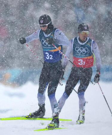 後半距離で渡部暁斗（右）から山本涼太にリレー