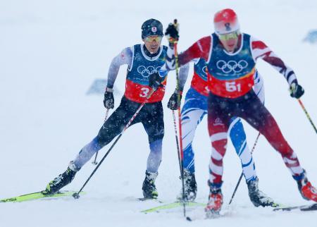 　男子団体スプリント　後半距離で力走する渡部暁斗（左）＝テーゼロ（共同）