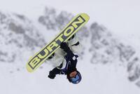 女子スノーボード・スロープスタイル決勝で滑走する深田茉莉（写真：ロイター／アフロ）