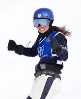 女子スロープスタイル決勝　ジャンプの着地を決め、ガッツポーズする深田茉莉＝リビーニョ（共同）